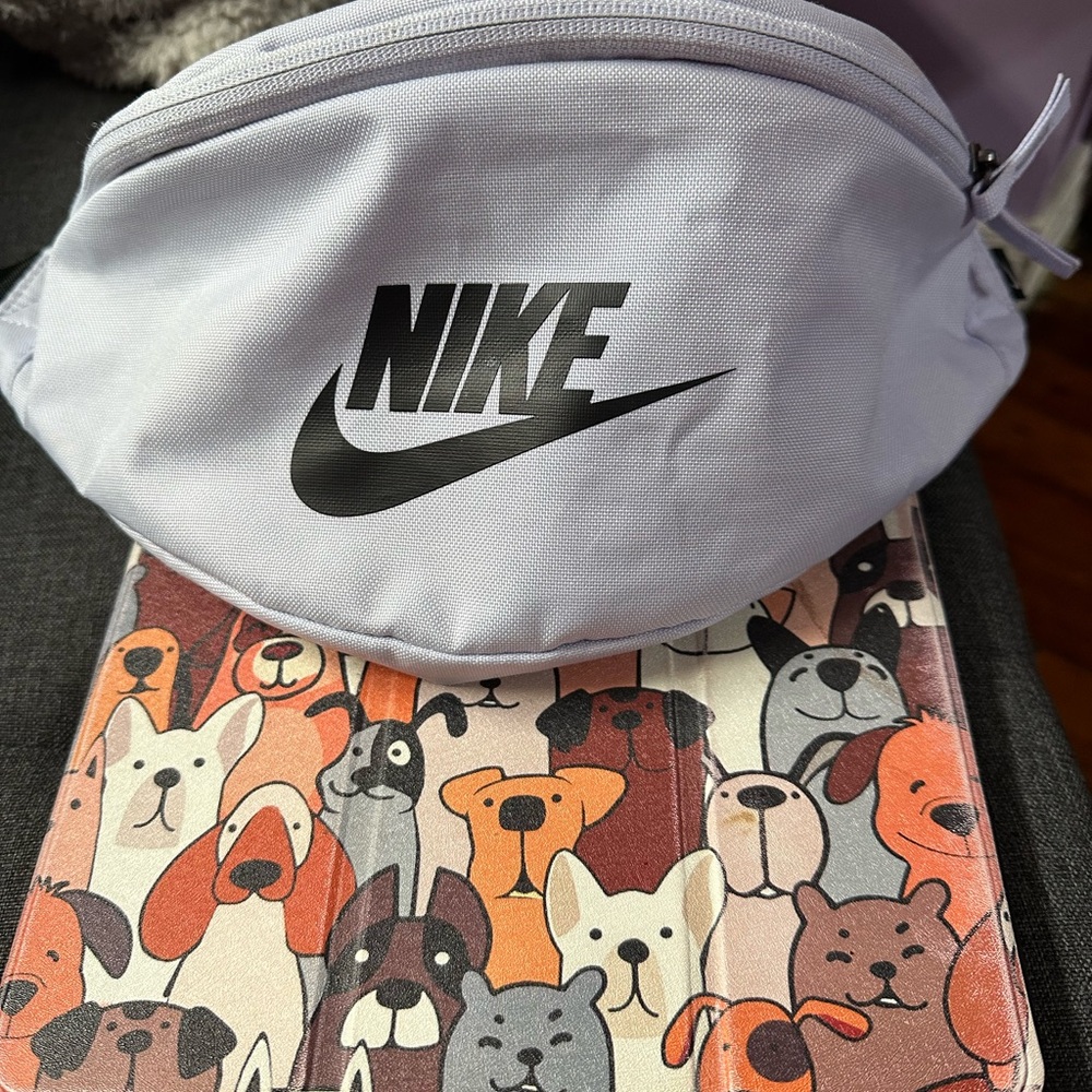 CLOSET CLOSING Nike Lavender Fanny Pack